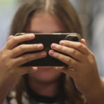 Brasil prohíbe los celulares en las escuelas y colegios